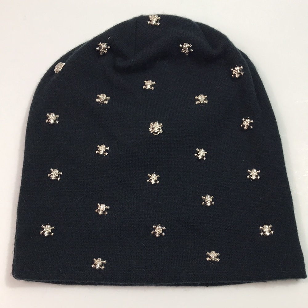 Black cap with silver skulls, OS